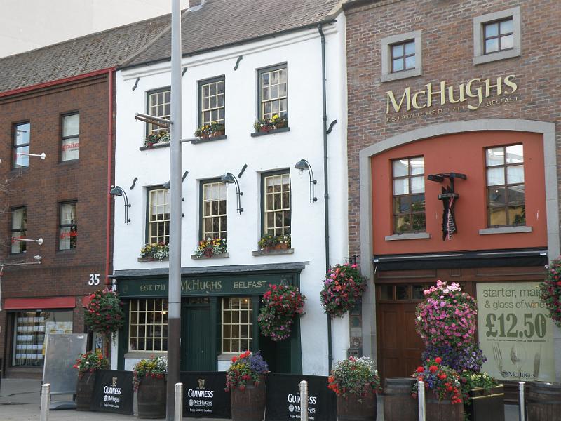 20100811d Oudste gebouw en pub Belfast McHughs.JPG